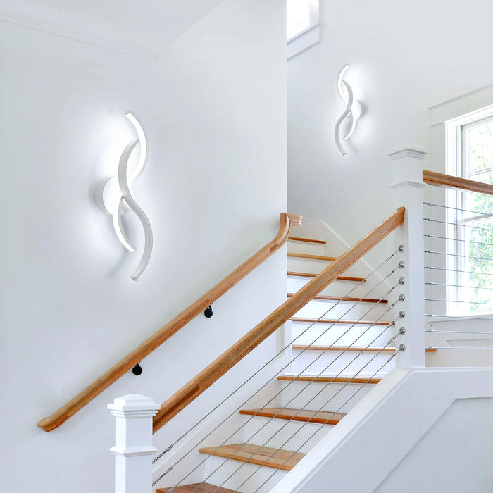Applique murale LED blanche moderne installée dans un couloir