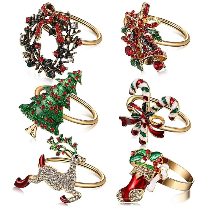 Ronds de serviette de Noël en métal motifs festifs sur table décorée
