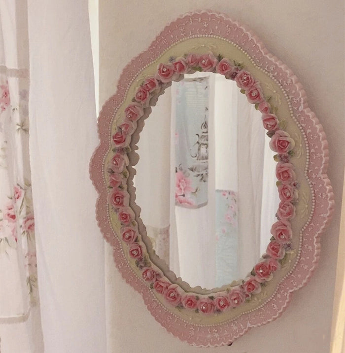 Grand miroir baroque ovale rose écologique sur pied