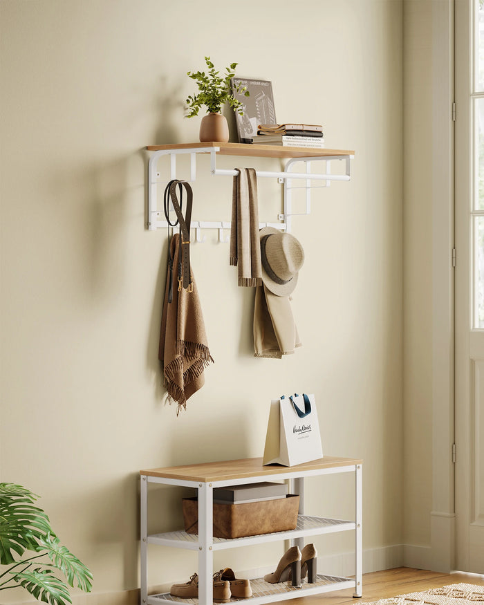Porte-manteau mural blanc avec étagère et tringle dans une entrée moderne