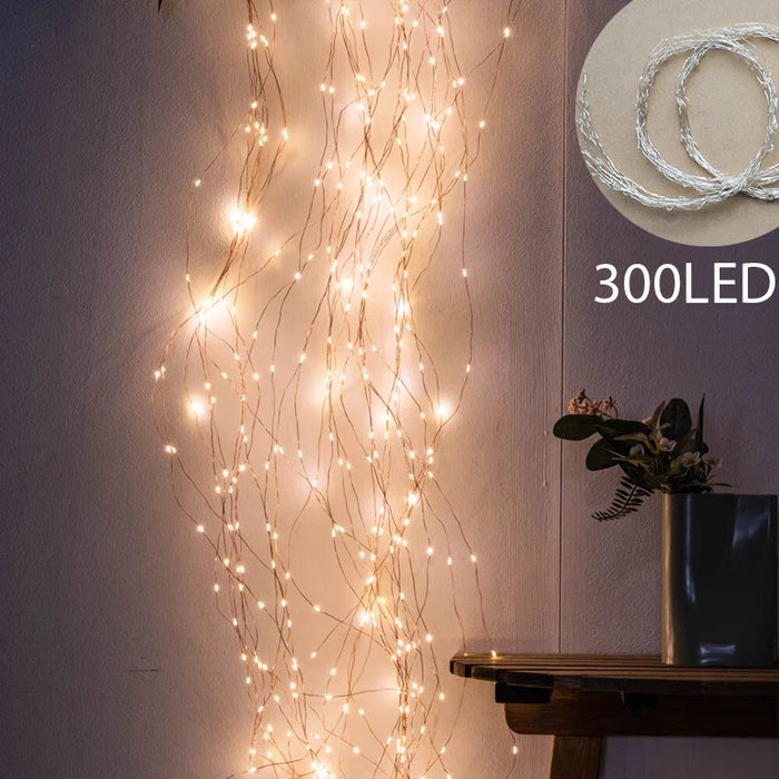 Rideau lumineux cascade 600 LED blanc chaud allumé dans une chambre