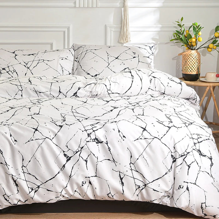 Housse de couette noire et blanche sur un lit double