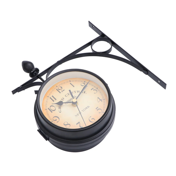Horloge murale double face vintage en fer noir vue de face