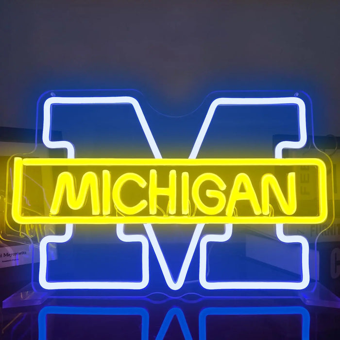 Enseigne lumineuse LED Michigan éclairée en rouge dans un salon moderne