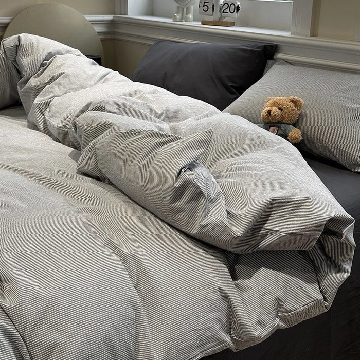 Housse de couette unie bleue sur lit double