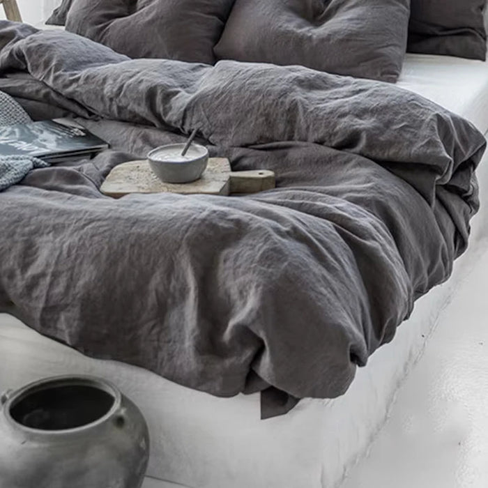 Housse de couette en lin lavé français couleur gris clair sur lit