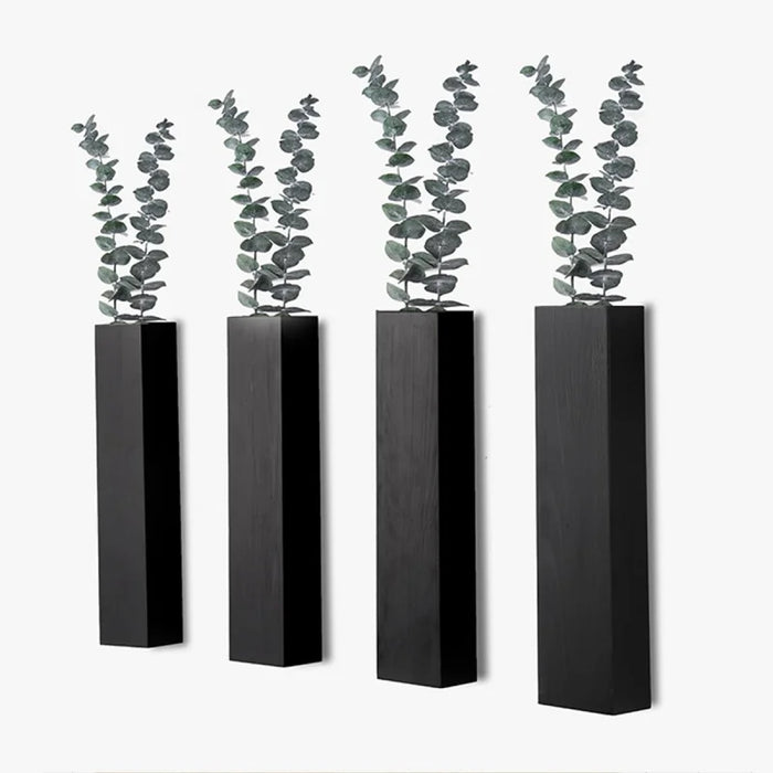 Jardinière murale noire en bois avec plantes vertes dans un salon moderne