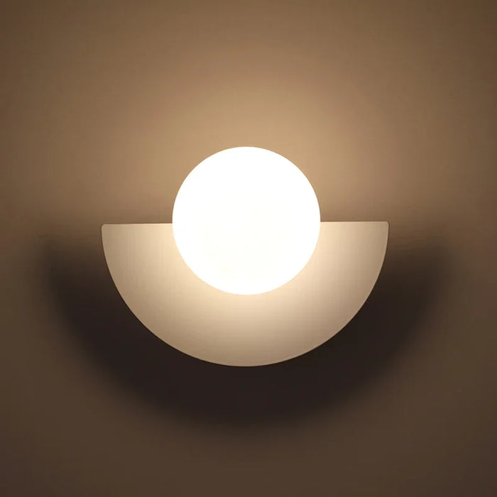 Applique murale LED demi-cercle colorée nordique dans une chambre moderne