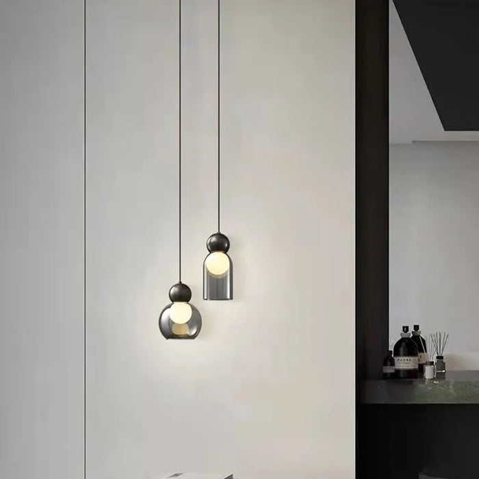 Lampe suspendue grise en verre transparent et laiton