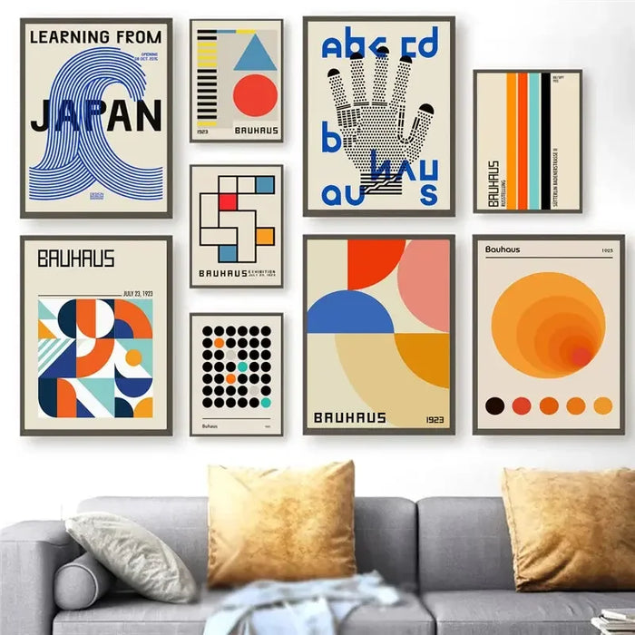 Affiche murale abstraite scandinave grise dans un salon moderne