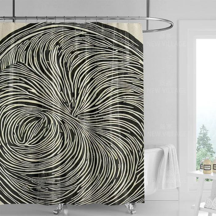 Rideau de douche motif noir et blanc avec des éléments de plomberie en argent, suspendu dans une salle de bain élégante. Ce rideau de douche, pièce de plomberie essentielle, ajoute une touche de sophistication à tout espace de toilette grâce à son design contrasté et sa qualité supérieure.