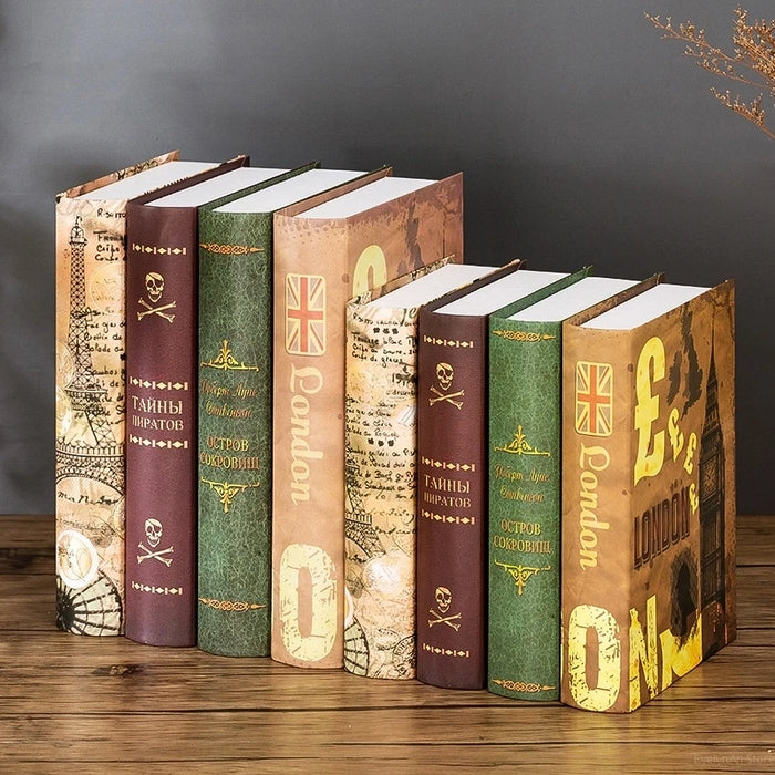 Faux livres décoration rétro de luxe sur une étagère en bois