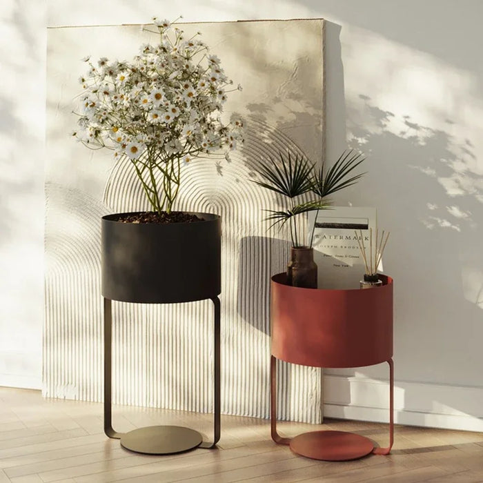 Étagère à plantes minimaliste en métal couleur orange, design nordique pour intérieur
