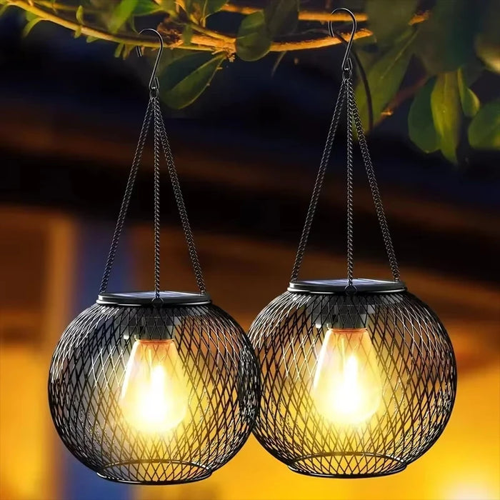 Lanterne solaire extérieur en métal gris suspendue dans un jardin