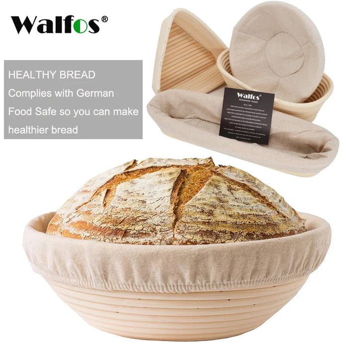 Panier à pain en rotin naturel posé sur une table en bois