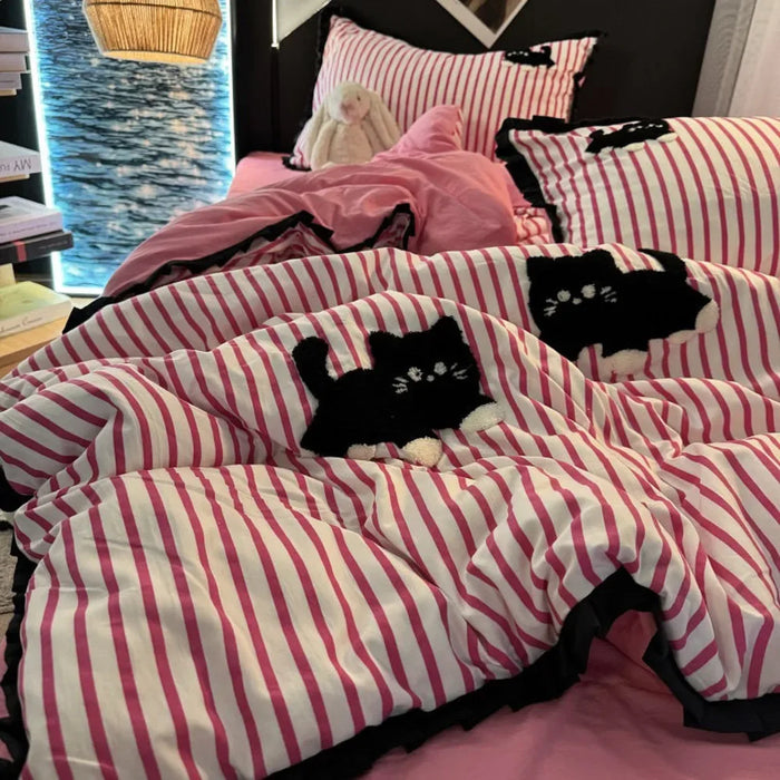 Parure de lit rayée avec chat rose brodé style coréen sur un lit