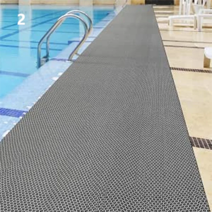 Tapis de bain antidérapant en PVC gris foncé dans une salle de bain moderne