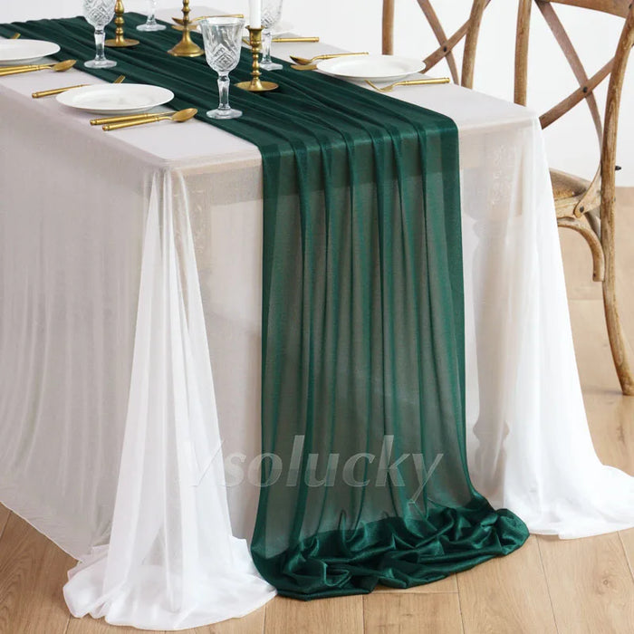 Chemin de table transparent vert foncé sur table en bois