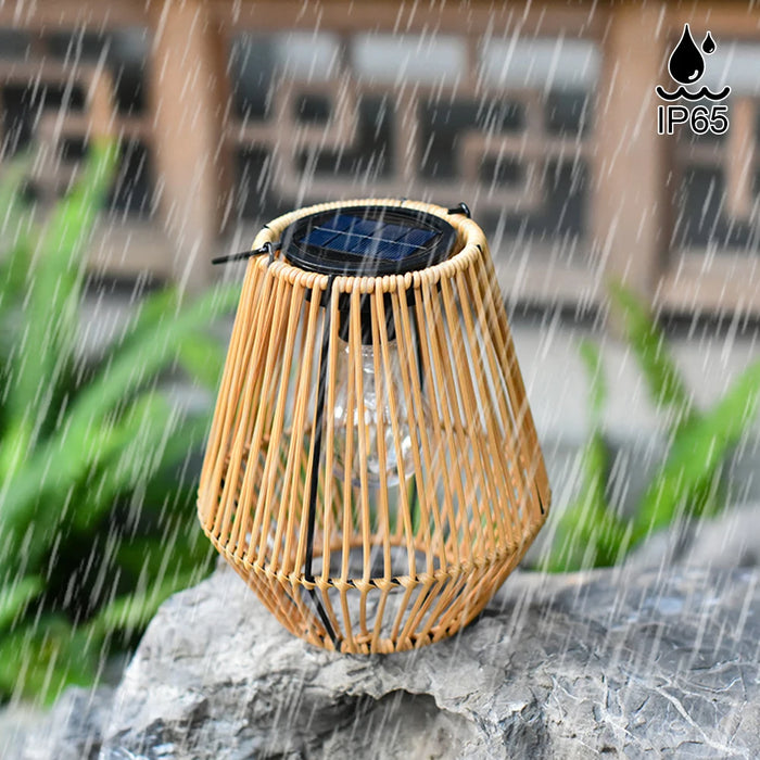 Grande lanterne solaire extérieur rotin IP65 suspendue dans un jardin