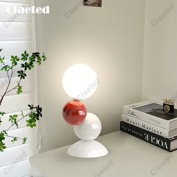 Lampe de chevet design moderne colorée rose sur table de nuit