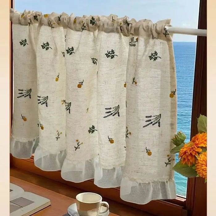 Rideau court occultant beige floral en coton et lin avec pompons vu de face