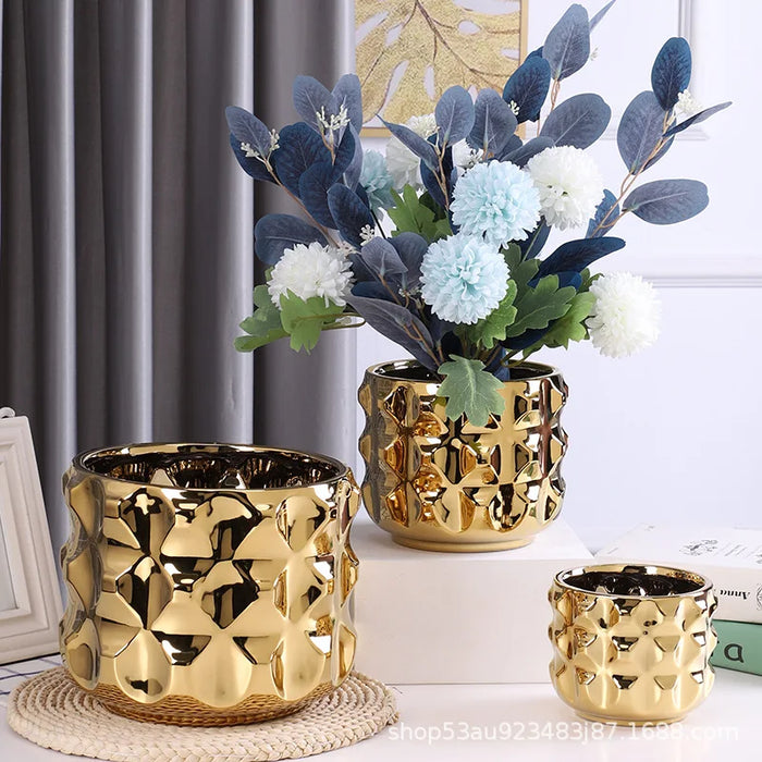 Cache-pot doré géométrique en céramique avec plante succulente