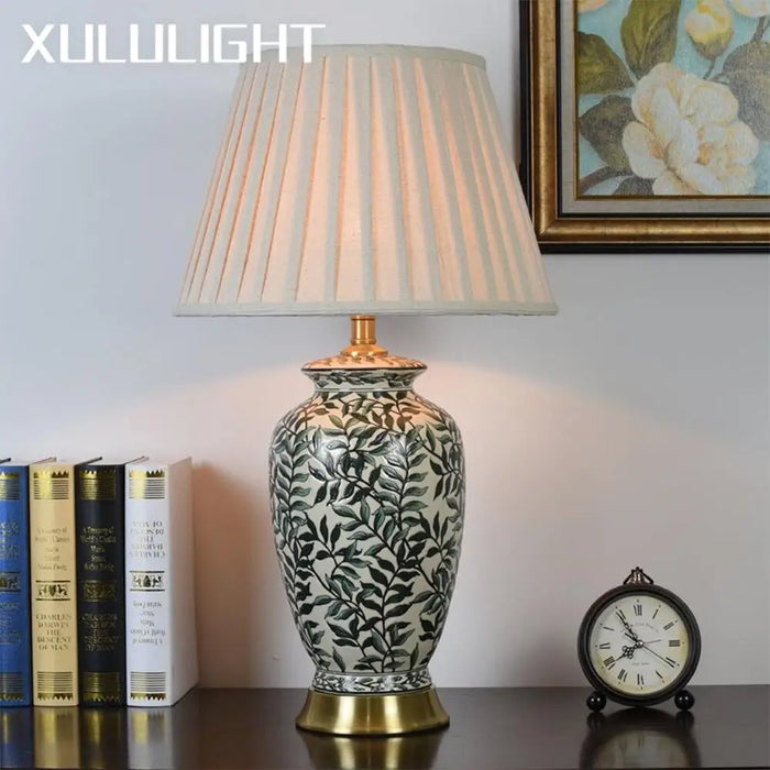 Lampe de chevet en céramique beige avec abat-jour rouge - style rétro