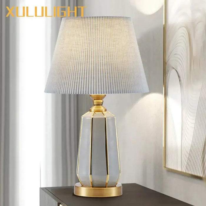 Lampe de chevet céramique noire avec télécommande sur table de nuit