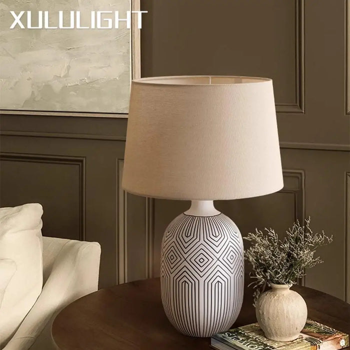 Lampe de table Wabi-sabi en céramique beige avec abat-jour blanc