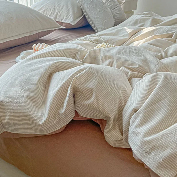 Parure de lit rayures fines délavée beige sur un lit double