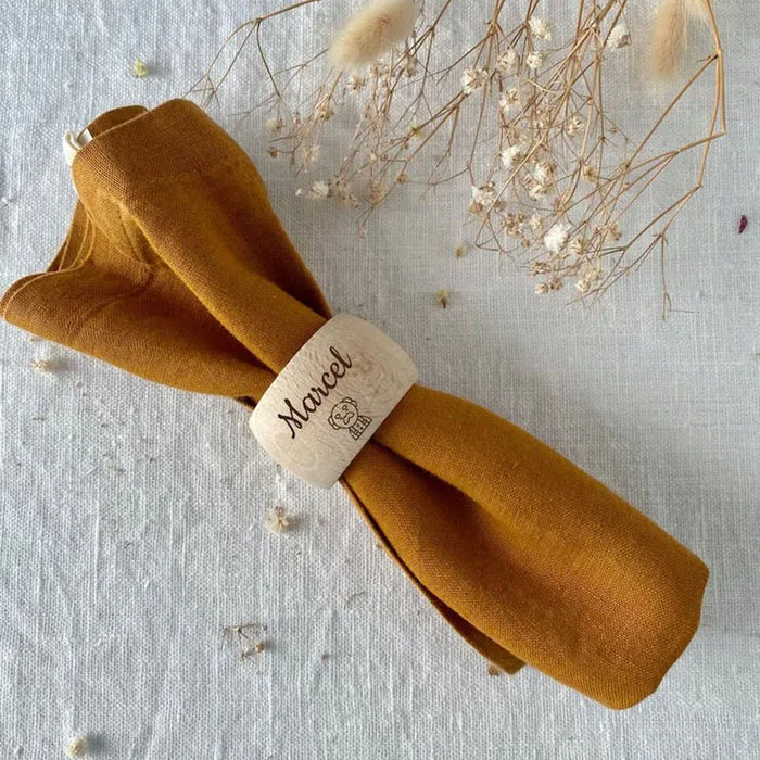 Anneau de serviette en bois personnalisé sur table élégante