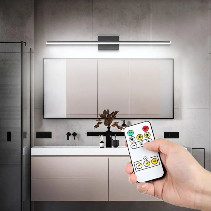 Applique murale LED noire moderne avec télécommande sur mur blanc