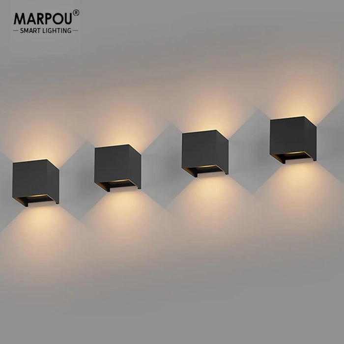 Applique murale LED carrée 6W noire installée sur un mur extérieur