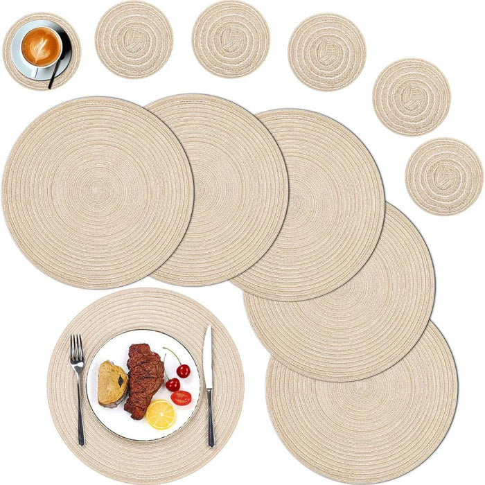 Set de 6 sets de table ronds en tissu tressé kaki foncé sur une table en bois