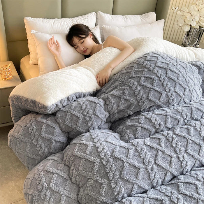 Couverture lestée en fausse fourrure d'agneau violette sur un lit moderne