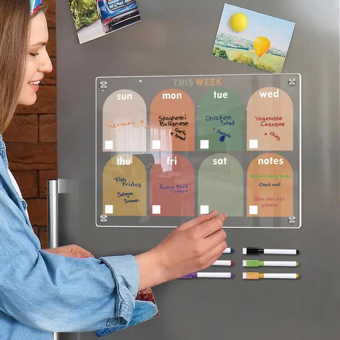 Tableau magnétique transparent sur réfrigérateur blanc