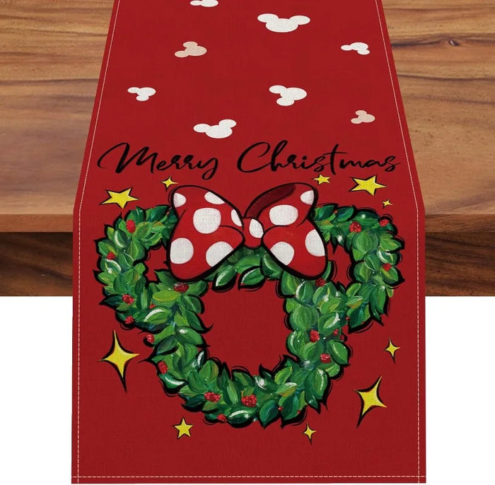 Chemin de table de Noël avec couronne de souris et étoiles à pois rouges sur une table décorée