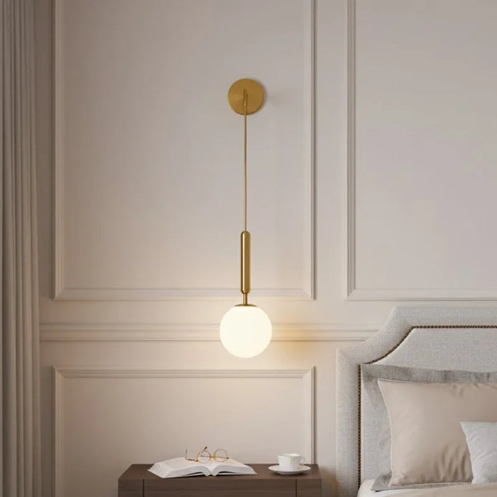 Applique murale boule de verre blanc laiteux moderne dans une chambre