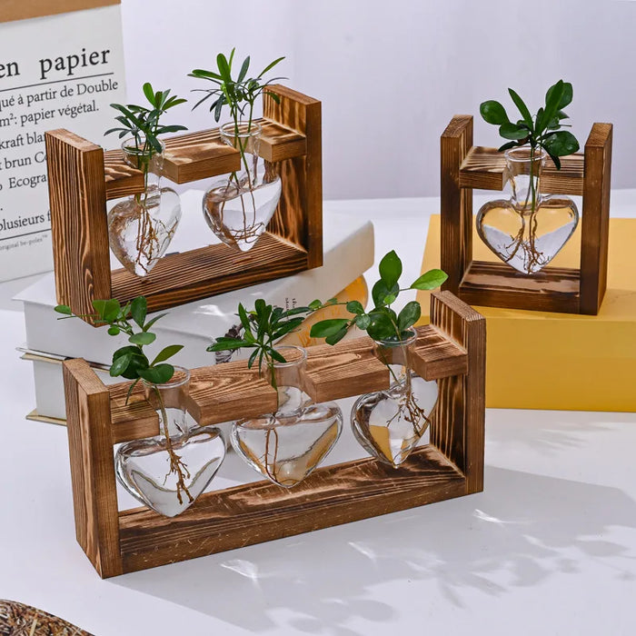 Vase en verre avec cadre en bois vintage sur une table de bureau