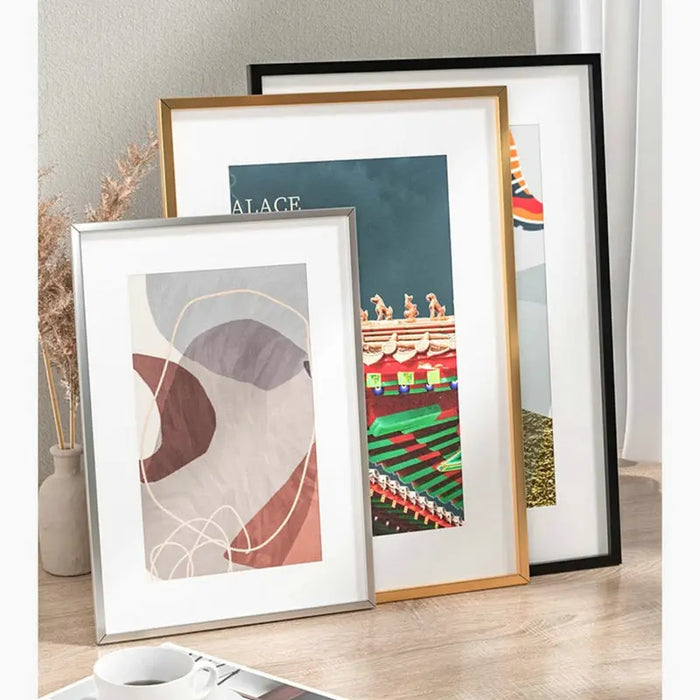 Cadre photo A2 aluminium gris clair sur mur blanc