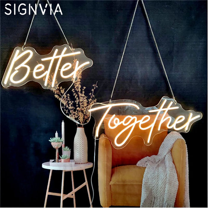 Enseigne néon LED Better Together allumée dans une chambre moderne