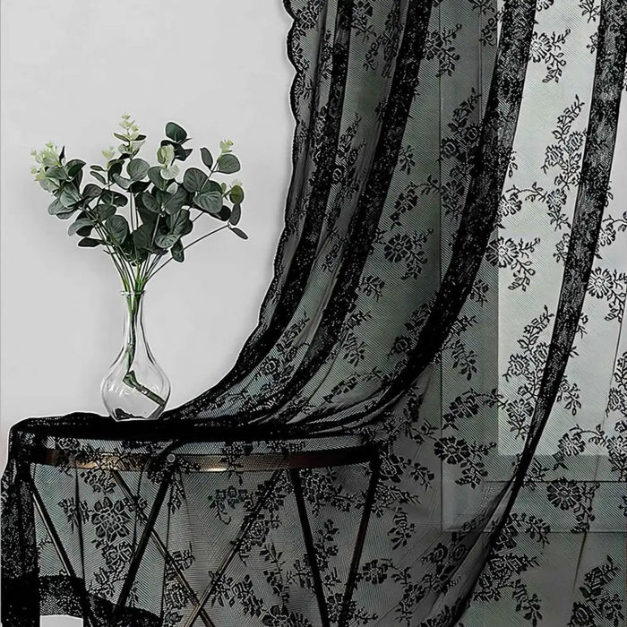 Rideau transparent en dentelle florale noire sur fenêtre de salon