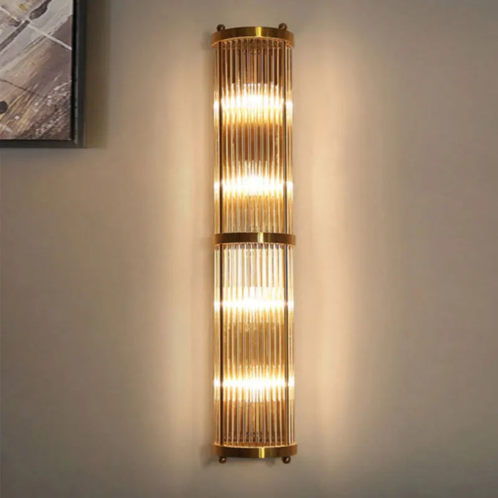 Applique murale LED en cristal doré sur fond blanc