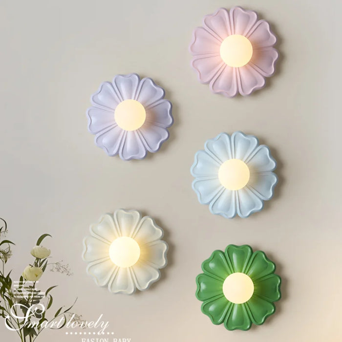 Applique murale fleur crème française en blanc sur mur beige