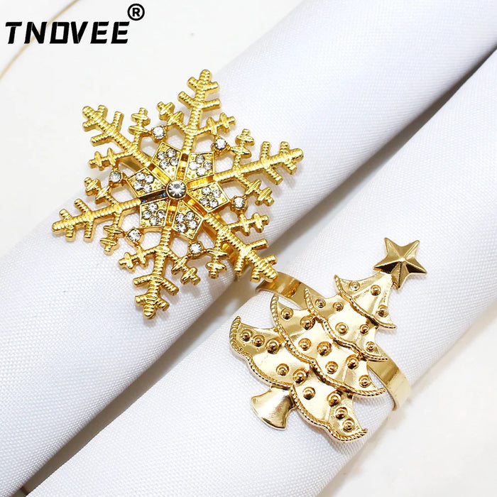 Ronds de serviette dorés flocon de neige pour Noël sur table décorée