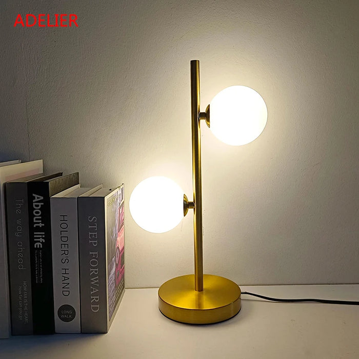 Lampe de chevet boule de verre blanc design nordique sur table de nuit