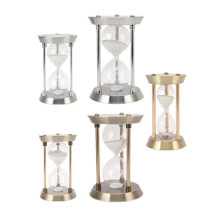Sablier décoratif vintage en métal couleur or avec sable brillant sur table en bois