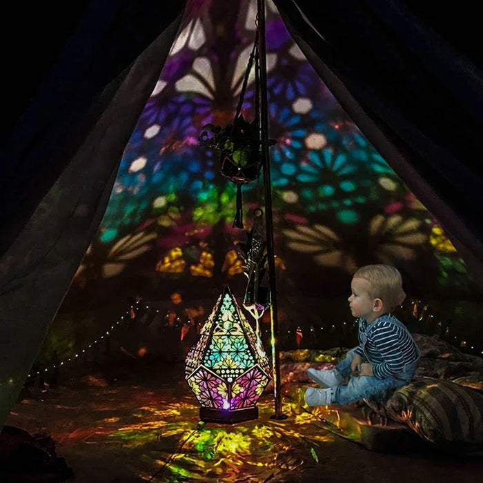 Lampe de nuit LED bois ajouré projection colorée bohème