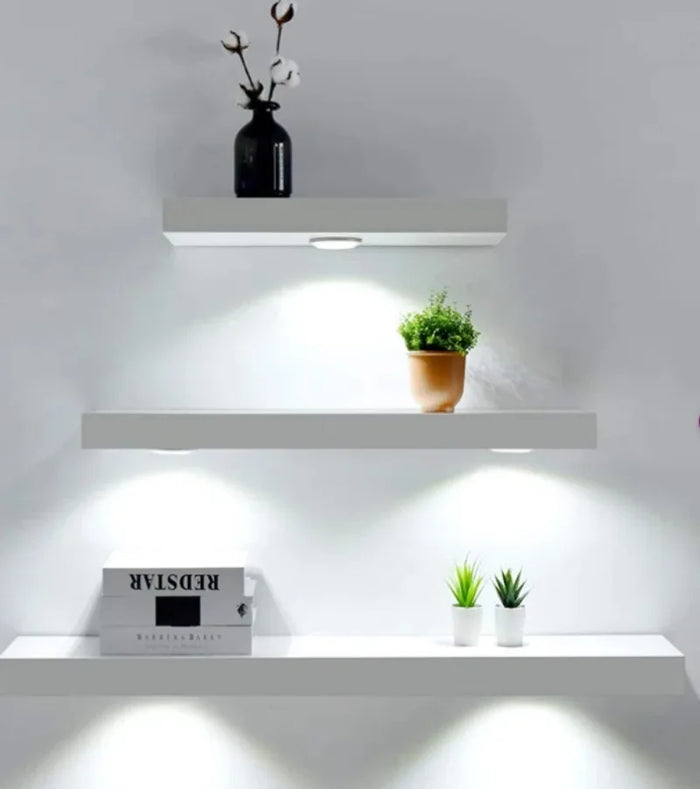 Étagère flottante en bois massif avec éclairage LED allumé dans un salon