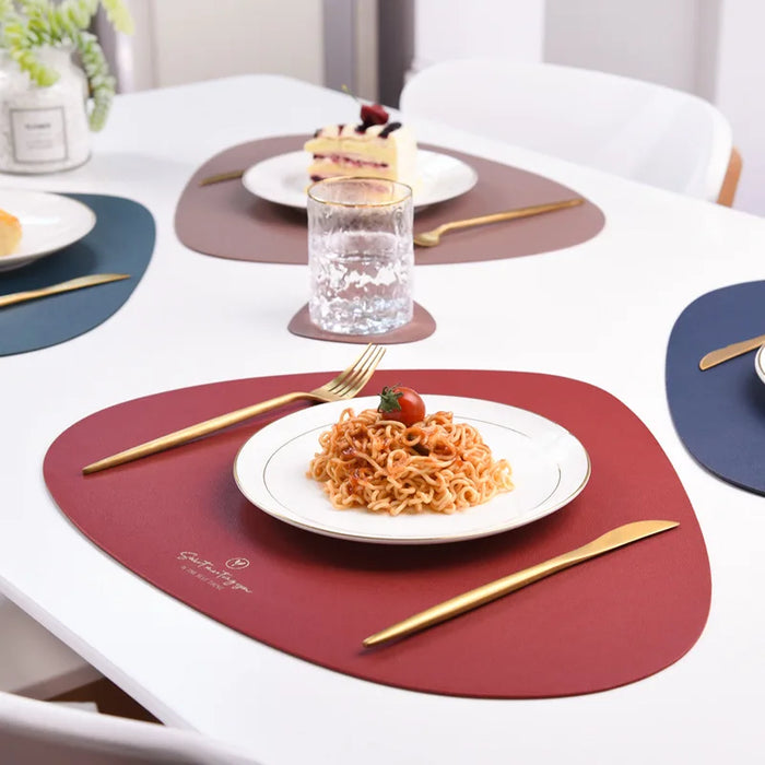 Set de table en cuir lavable jaune sur table de cuisine